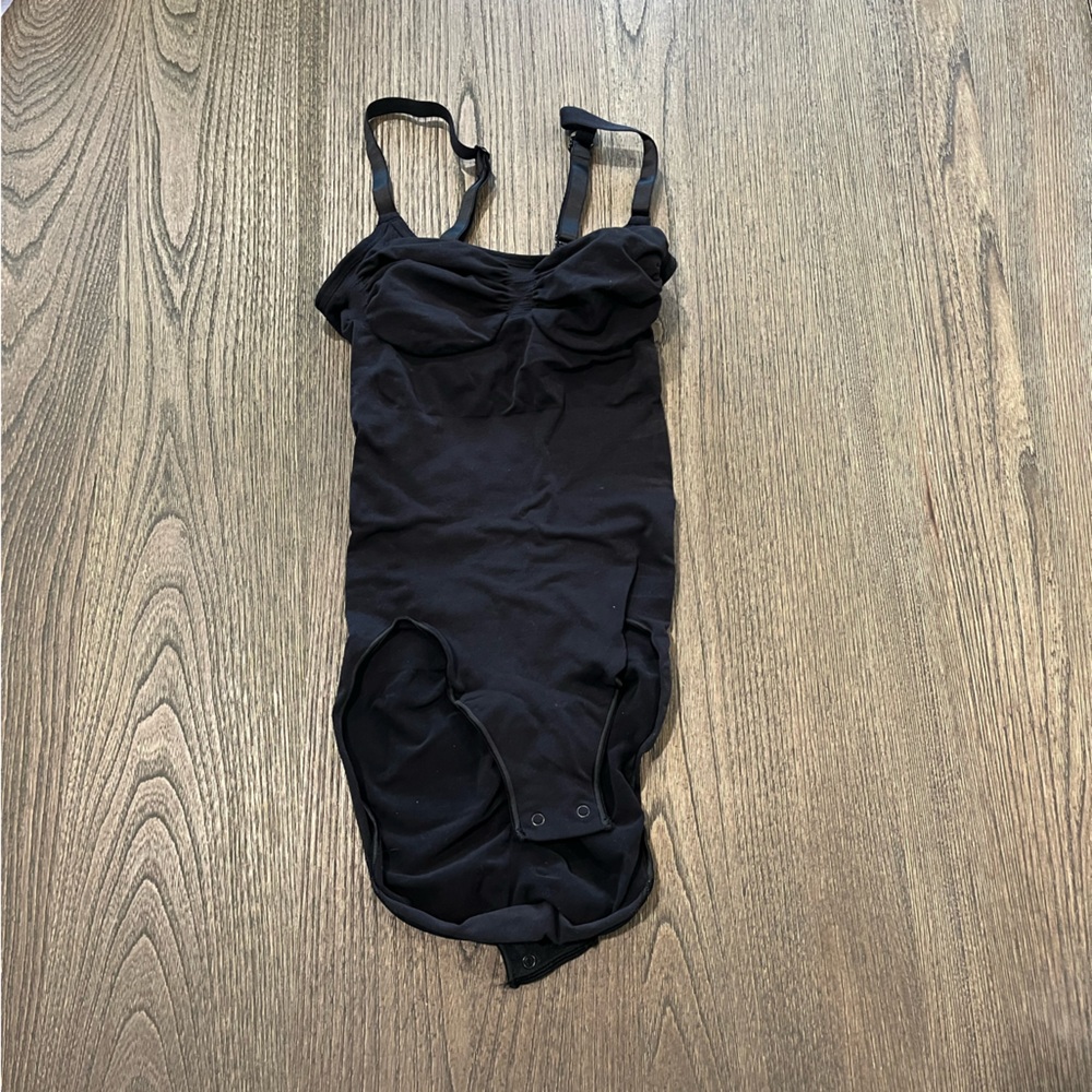 NWOT Skims Sculpting Bodysuit - Size S/M